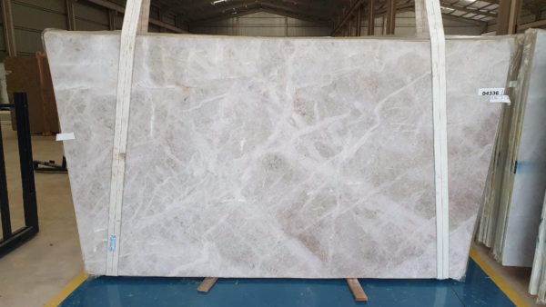 A marble slab with some type of pattern on it
